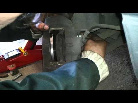 Как заменить передние тормозные колодки на Citroen Twingo