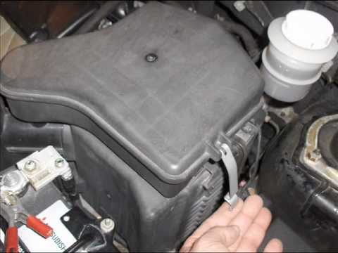 Как заменить воздушный фильтр двигателя на Mitsubishi Outlander