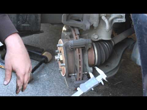 Как заменить передние тормозные колодки на Nissan Altima